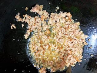 10、麻婆豆腐,待油温升高后,放入剁好的肉末,煸炒肉末至微微金黄????