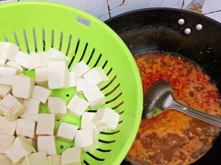 14、麻婆豆腐,锅中沸腾后将豆腐倒入锅中,小火????煮至沸腾