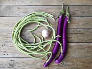 1、豆角烧茄子（少油健康版）,准备食材。