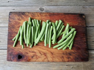 2、豆角烧茄子（少油健康版）,豆角掐去头尾洗净切成7-8厘米长的段。