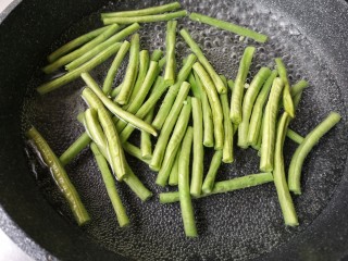 3、豆角烧茄子（少油健康版）,过开水焯2分钟。