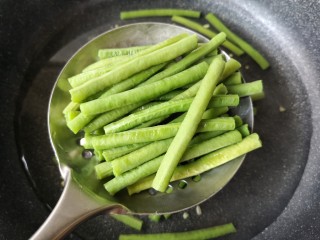 4、豆角烧茄子（少油健康版）,沥水捞出备用。