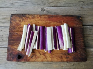 5、豆角烧茄子（少油健康版）,茄子去蒂洗净，切成7-8厘米的长条。