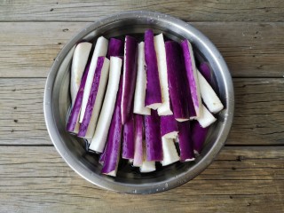 6、豆角烧茄子（少油健康版）,将切好的茄子条放入凉水中浸泡防止氧化。