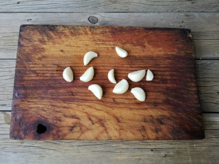 7、豆角烧茄子（少油健康版）,蒜去皮去蒂。