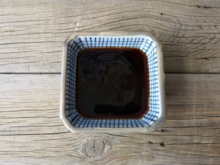 8、豆角烧茄子（少油健康版）,用白糖，味极鲜酱油，米醋，蚝油，盐，鸡精调一碗料汁备用。