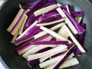 9、豆角烧茄子（少油健康版）,锅中少量油烧热放入茄子条（茄子条一定要沥干水份再下锅）。