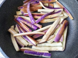 10、豆角烧茄子（少油健康版）,将茄子煸至变软，略带透明感后盛出。