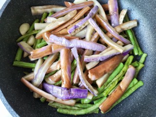13、豆角烧茄子（少油健康版）,在豆角中加入煸好的茄子条。