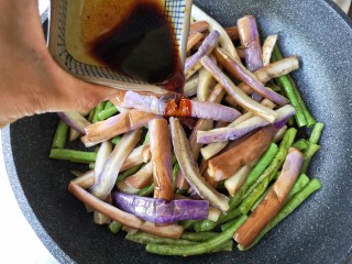 14、豆角烧茄子（少油健康版）,倒入调好的料汁。