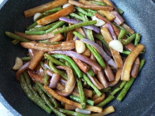 15、豆角烧茄子（少油健康版）,翻炒均匀，收汁即可。