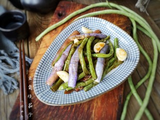 17、豆角烧茄子（少油健康版）,这道豆角烧茄子里全是素菜，没有加入肉类食材，味道依旧很不错，甚至比大鱼大肉还要开胃。喜欢吃辣的朋友们还可以加点小米辣哦。
