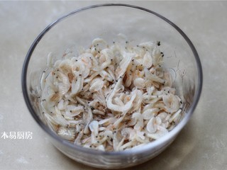 2、小白菜鸡蛋虾皮饺子,虾皮中倒入1勺料酒，将虾皮浸泡一会儿。