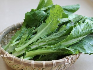 3、小白菜鸡蛋虾皮饺子,小白菜去掉根部，冲洗干净，备用。