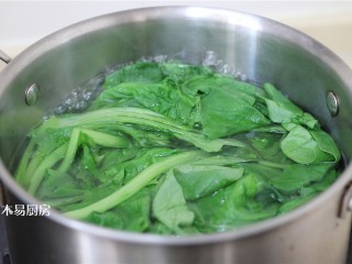 4、小白菜鸡蛋虾皮饺子,开水中加入少许食盐，食油，将小白菜汆烫10-20秒。