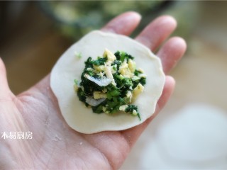11、小白菜鸡蛋虾皮饺子,按正常程序包饺子，擀饺子皮，放馅。