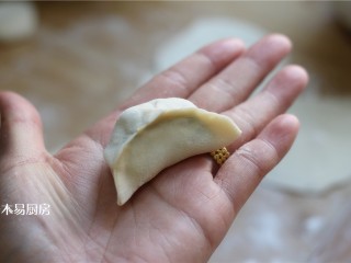 12、小白菜鸡蛋虾皮饺子,包成饺子。