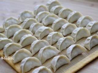 13、小白菜鸡蛋虾皮饺子,包得多的话可以在冰箱冷冻层里冷冻保存。