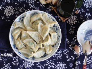 15、小白菜鸡蛋虾皮饺子,盛入盘中，鲜美可口的小白菜鸡蛋虾皮饺子就完成了。