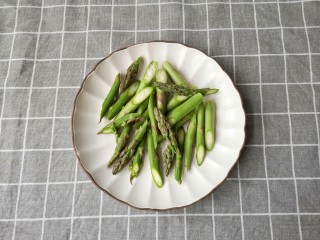 2、腊味芦笋,芦笋洗净去老皮，斜刀切寸段。