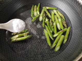 4、腊味芦笋,锅中宽水烧开，加适量盐，下芦笋炒2分钟。