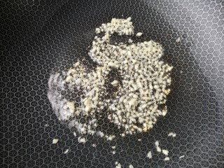 7、腊味芦笋,下蒜末爆出香味。