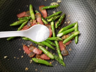 10、腊味芦笋,加适量的盐和鸡精。
