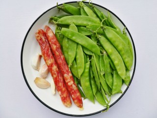 1、荷兰豆炒腊肠,准备材料：荷兰豆适量，腊肠2根，大蒜5粒，盐适量，鸡精适量。