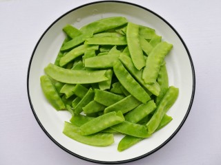 2、荷兰豆炒腊肠,荷兰豆摘掉头尾，扯掉两侧的老筋。