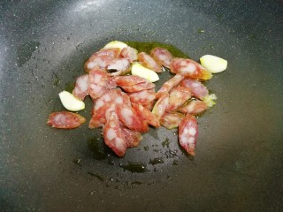 8、荷兰豆炒腊肠,加腊肠炒至变色。