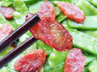 14、荷兰豆炒腊肠,来吃一口~