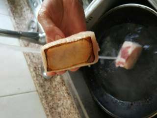 1、妈妈拿手菜——回锅肉,锅里不放油，开火，把五花肉直接放在锅里烙一下，去肉汗味。然后用钢丝球把肉皮洗干净。