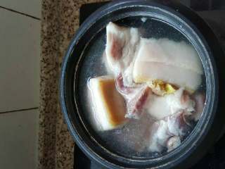 2、妈妈拿手菜——回锅肉,洗好的肉，加上生姜。煮5-8分钟左右。