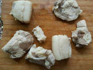 3、妈妈拿手菜——回锅肉,煮过的五花肉放凉待用。