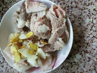 4、妈妈拿手菜——回锅肉,五花肉切片待用，大蒜和生姜切片待用。