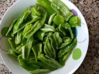 5、妈妈拿手菜——回锅肉,青椒切段待用。