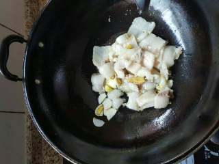 6、妈妈拿手菜——回锅肉,适量食用油，油温上来以后，下五花肉和生姜、蒜片，一起翻炒。这样可以让多余的肉油炸出来，让肉肥而不腻。