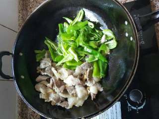 8、妈妈拿手菜——回锅肉,3-5分钟之后，下青椒翻炒。