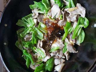 9、妈妈拿手菜——回锅肉,至关重要的一步，下佐料:豆瓣酱和甜面酱适量，醋、白糖、味精、食盐、酱油等少许。