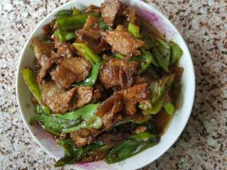 11、妈妈拿手菜——回锅肉,出锅，装盘。香喷喷好吃看得见！ 我准备开吃了，你呢？