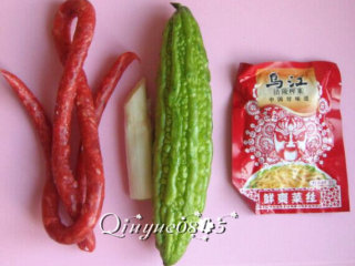 1、地方菜　腊肠苦瓜炒米饭,准备：香肠、苦瓜、榨菜、葱姜辣椒等。