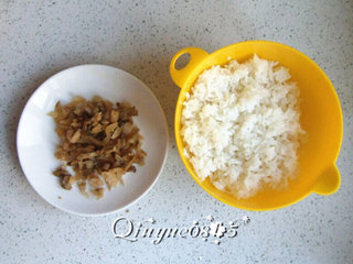 3、地方菜　腊肠苦瓜炒米饭,榨菜切碎，剩米饭备用。