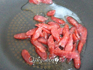 4、地方菜　腊肠苦瓜炒米饭,油热放香肠炒