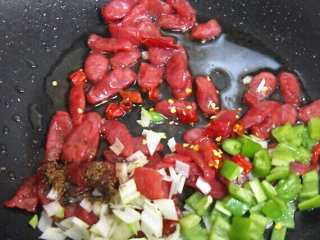 5、地方菜　腊肠苦瓜炒米饭,放葱姜、花椒、辣椒等炒出香味。