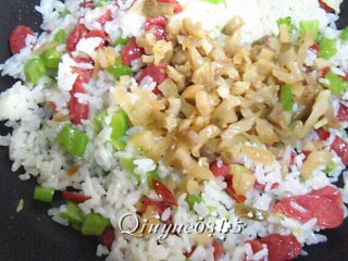 8、地方菜　腊肠苦瓜炒米饭,放入榨菜碎、盐炒