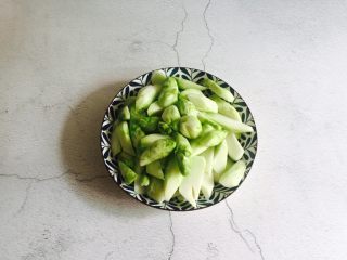 2、豆瓣酱炒儿菜,将儿菜去掉外层的老皮清洗干净切片或是滚刀切块