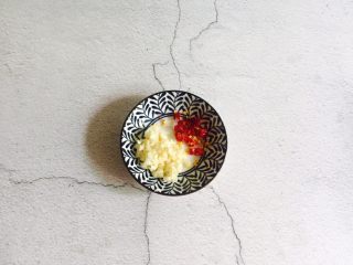 3、豆瓣酱炒儿菜,蒜去皮切成蒜蓉，干辣椒切圈