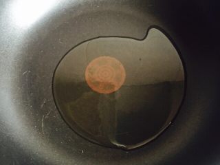 4、豆瓣酱炒儿菜,锅中加入适量的花生油加热至五成热