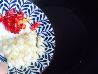 5、豆瓣酱炒儿菜,入蒜蓉、辣椒