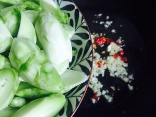 7、豆瓣酱炒儿菜,倒入儿菜